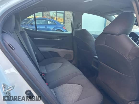 2021 Toyota Camry LE z VIN 4T1C11AK7MU595701, wystawiony jako Copart lot #65841075 z przebiegiem 30 616 mil mil oraz Czysty tytuł • Clean title. Historia ofert i sprzedaży dostępna na DreamBid. Obrazek 6.