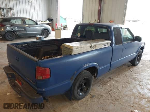 2003 Chevrolet S-10 LS с VIN 1GCCS19H138169858, выставлен на аукционе IAAI как лот 43478650 с пробегом 253 852 миль миль и . История ставок и продаж доступна на DreamBid. Изображение 4.