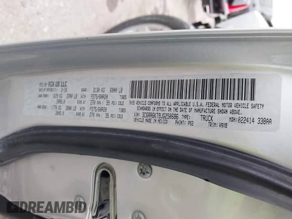 2018 Ram 1500 Express z VIN 3C6RR6KT9JG250686, wystawiony jako IAAI lot #41413614 z przebiegiem 145 051 mil mil oraz . Historia ofert i sprzedaży dostępna na DreamBid. Obrazek 9.