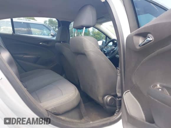 2018 Chevrolet Cruze LS z VIN 1G1BC5SM0J7140578, wystawiony jako IAAI lot #42994459 z przebiegiem 84 860 mil mil oraz . Historia ofert i sprzedaży dostępna na DreamBid. Obrazek 8.