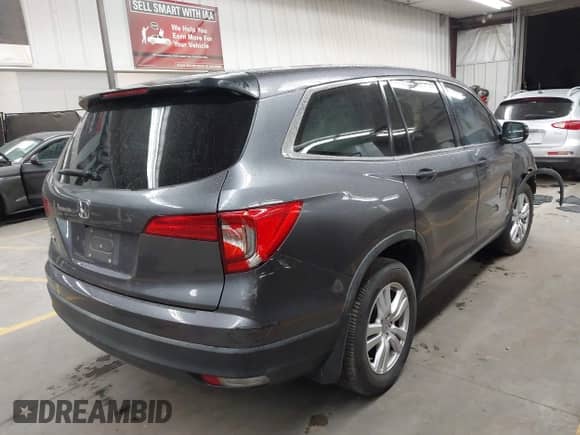 2017 Honda Pilot LX z VIN 5FNYF5H11HB041262, wystawiony jako IAAI lot #42660565 z przebiegiem 108 235 mil mil oraz . Historia ofert i sprzedaży dostępna na DreamBid. Obrazek 4.
