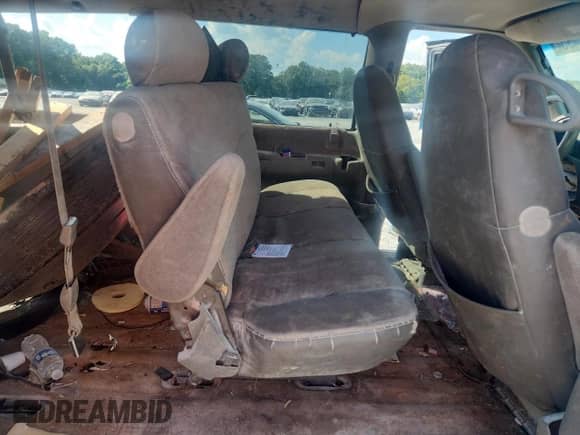 2000 Chevrolet Astro z VIN 1GNDM19W1YB112221, wystawiony jako Copart lot #81397455 z przebiegiem Nie podano mil oraz Szkoda całkowita • Salvage title. Historia ofert i sprzedaży dostępna na DreamBid. Obrazek 11.