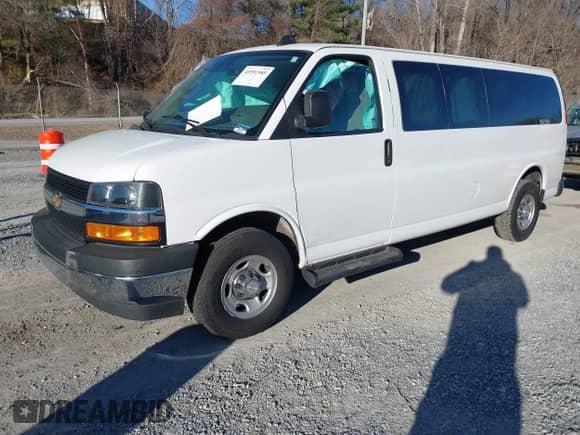 2020 Chevrolet Express Passenger LT z VIN 1GAZGPFG4L1209801, wystawiony jako IAAI lot #40992985 z przebiegiem 96 647 mil mil oraz . Historia ofert i sprzedaży dostępna na DreamBid. Obrazek 2.