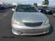2003 Toyota Camry LE z VIN JTDBE32K830165731, wystawiony jako Copart lot #90081015 z przebiegiem 238 197 mil mil oraz Czysty tytuł • Clean title. Historia ofert i sprzedaży dostępna na DreamBid. Obrazek 5.