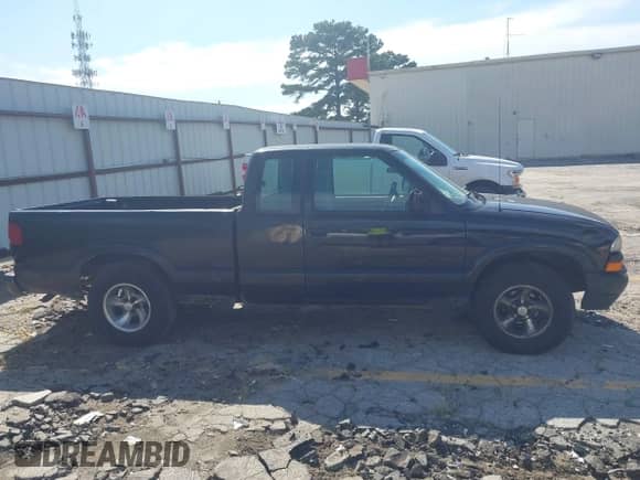 2003 Chevrolet S-10 LS z VIN 1GCCS19X138205569, wystawiony jako IAAI lot #43075845 z przebiegiem 245 518 mil mil oraz . Historia ofert i sprzedaży dostępna na DreamBid. Obrazek 14.