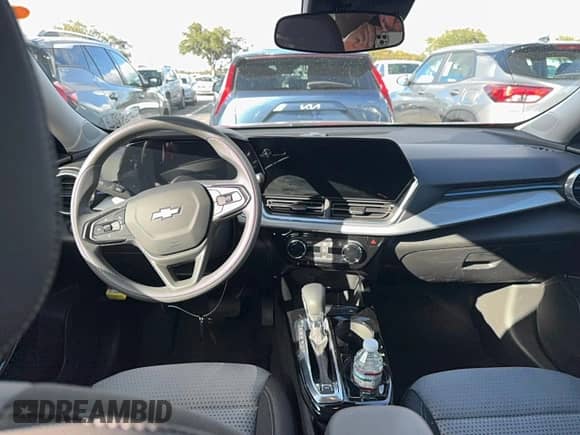 2025 Chevrolet Trax LT z VIN KL77LHEP5SC259740, wystawiony jako Copart lot #91179905 z przebiegiem 4 285 mil mil oraz Czysty tytuł • Clean title. Historia ofert i sprzedaży dostępna na DreamBid. Obrazek 9.