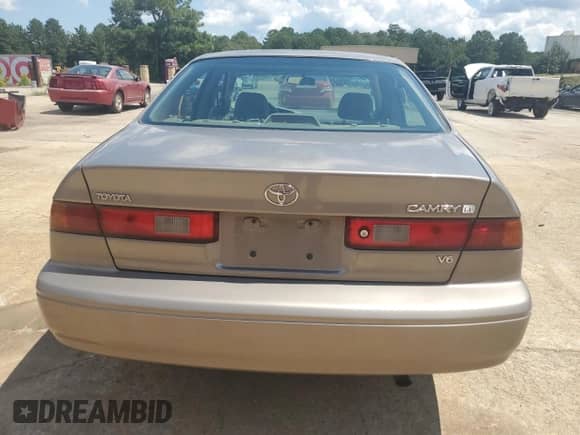 1999 Toyota Camry LE z VIN 4T1BF22K2XU932314, wystawiony jako Copart lot #69739255 z przebiegiem 176 233 mil mil oraz Szkoda całkowita • Salvage title. Historia ofert i sprzedaży dostępna na DreamBid. Obrazek 6.