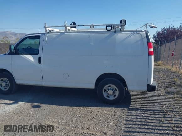 2013 Chevrolet Express Cargo z VIN 1GCWGFCA9D1141338, wystawiony jako IAAI lot #43226135 z przebiegiem 196 290 mil mil oraz . Historia ofert i sprzedaży dostępna na DreamBid. Obrazek 14.