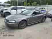 2004 Ford Mustang Standard z VIN 1FAFP404X4F102320, wystawiony jako Copart lot #69844875 z przebiegiem 215 254 mil mil oraz Szkoda całkowita • Salvage title. Historia ofert i sprzedaży dostępna na DreamBid. Obrazek 1.