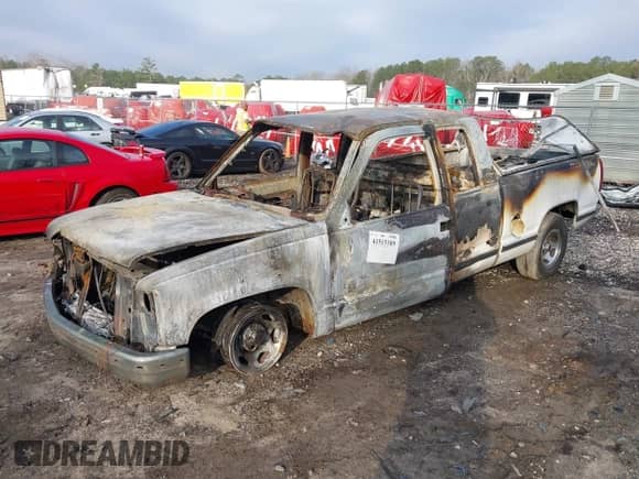 1997 Chevrolet Silverado 1500 z VIN 1GCEC19M0VE199506, wystawiony jako IAAI lot #41515389 z przebiegiem Nie podano mil oraz . Historia ofert i sprzedaży dostępna na DreamBid. Obrazek 2.