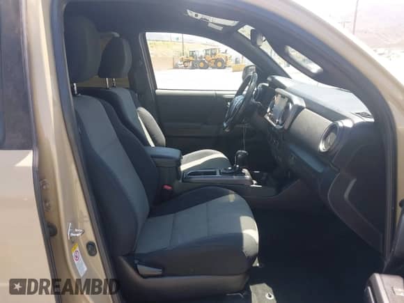 2020 Toyota Tacoma SR5 z VIN 3TMBZ5DN9LM025403, wystawiony jako IAAI lot #42654685 z przebiegiem 154 392 mil mil oraz . Historia ofert i sprzedaży dostępna na DreamBid. Obrazek 5.