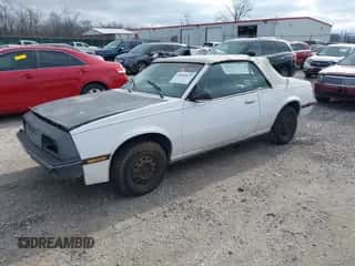 1984 Chevrolet Cavalier z VIN 1G1AE67P4E7249856, wystawiony jako IAAI lot #41913873 z przebiegiem 82 331 mil mil oraz . Historia ofert i sprzedaży dostępna na DreamBid. Obrazek 2.