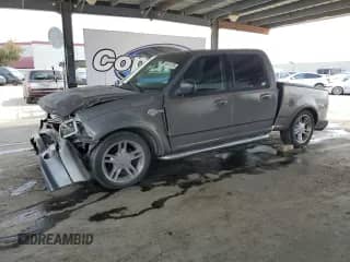 2002 Ford F-150 Harley Davidson z VIN 1FTRW07312KD04399, wystawiony jako Copart lot #53401295 z przebiegiem 115 173 mil mil oraz Szkoda całkowita • Salvage title. Historia ofert i sprzedaży dostępna na DreamBid. Obrazek 1.