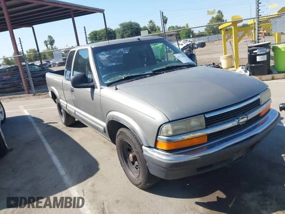 1998 Chevrolet S-10 LS with VIN 1GCCS1943W8159771, listed as a IAAI auction lot 42738274 with 210,226 mi miles and . Bid and sale history available at DreamBid. Image 1.