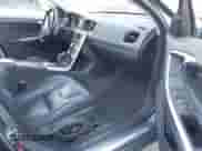 2018 Volvo S60 Inscription Platinum с VIN LYV402HM6JB172851, выставлен на аукционе IAAI как лот 41336363 с пробегом 77 591 миль миль и . История ставок и продаж доступна на DreamBid. Изображение 5.