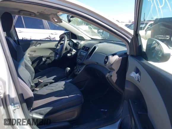 2013 Chevrolet Sonic LT z VIN 1G1JC5SG7D4176358, wystawiony jako IAAI lot #43417415 z przebiegiem 119 340 mil mil oraz . Historia ofert i sprzedaży dostępna na DreamBid. Obrazek 5.
