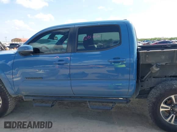 2019 Toyota Tacoma SR5 с VIN 5TFAZ5CN2KX075548, выставлен на аукционе IAAI как лот 42550629 с пробегом 238 228 миль миль и . История ставок и продаж доступна на DreamBid. Изображение 15.