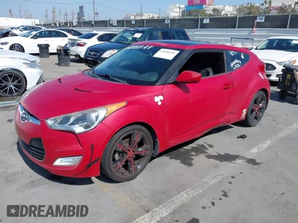 2013 Hyundai Veloster w/Black Int z VIN KMHTC6AD4DU101917, wystawiony jako IAAI lot #43406444 z przebiegiem 124 547 mil mil oraz . Historia ofert i sprzedaży dostępna na DreamBid. Obrazek 2.