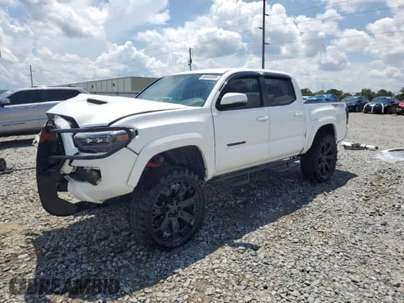 2018 Toyota Tacoma SR with VIN 5TFCZ5ANXJX162902, listed as a Copart auction lot 68464895 with 105,750 mi miles and Salvage title. Bid and sale history available at DreamBid. Image 1.