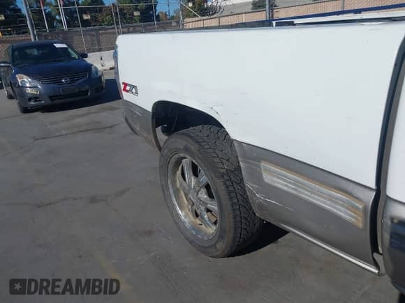 2001 Chevrolet Silverado 1500 LS z VIN 1GCEK19T51E287181, wystawiony jako IAAI lot #43560361 z przebiegiem Nie podano mil oraz . Historia ofert i sprzedaży dostępna na DreamBid. Obrazek 12.