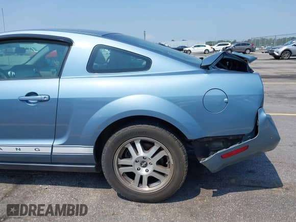 2008 Ford Mustang Deluxe z VIN 1ZVHT80N785127358, wystawiony jako IAAI lot #42403308 z przebiegiem 241 376 mil mil oraz . Historia ofert i sprzedaży dostępna na DreamBid. Obrazek 15.