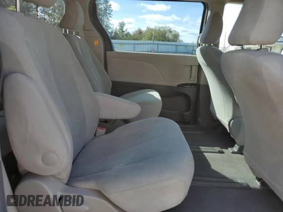 2011 Toyota Sienna с VIN 5TDKA3DC9BS001692, выставлен на аукционе Copart как лот 80827425 с пробегом 188 280 миль миль и Списание • Salvage title. История ставок и продаж доступна на DreamBid. Изображение 11.