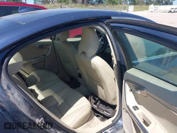 2015 Volvo S60 T5 Premier с VIN YV1612TK5F1340600, выставлен на аукционе IAAI как лот 42608394 с пробегом 123 613 миль миль и . История ставок и продаж доступна на DreamBid. Изображение 8.