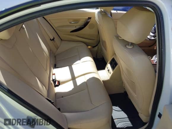 2014 BMW 3 Series 328i xDrive с VIN WBA3B5G58ENS10035, выставлен на аукционе IAAI как лот 43357042 с пробегом 131 876 миль миль и . История ставок и продаж доступна на DreamBid. Изображение 8.