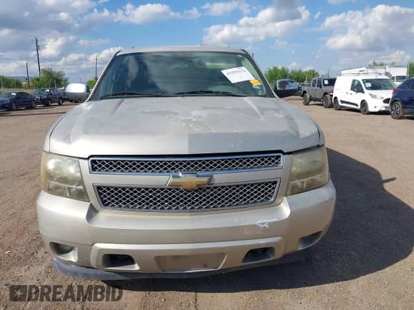 2010 Chevrolet Tahoe Commercial z VIN 1GNUKAE08AR131627, wystawiony jako IAAI lot #43293372 z przebiegiem 332 638 mil mil oraz . Historia ofert i sprzedaży dostępna na DreamBid. Obrazek 12.