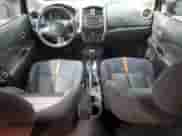 2016 Nissan Note SV z VIN 3N1CE2CP4GL388448, wystawiony jako Copart lot #52928015 z przebiegiem 87 276 mil mil oraz Szkoda całkowita • Salvage title. Historia ofert i sprzedaży dostępna na DreamBid. Obrazek 8.