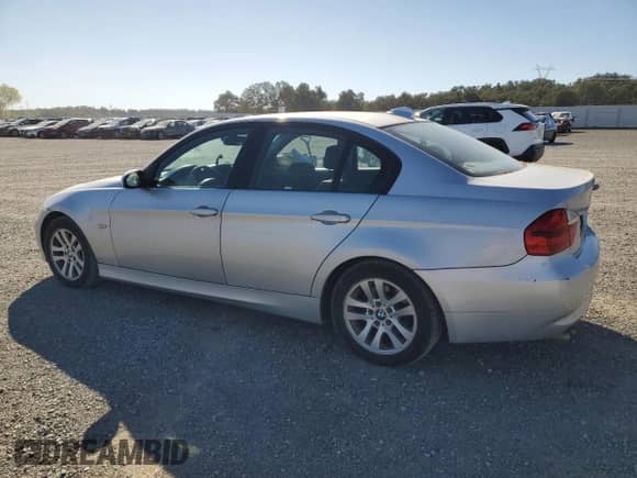 2007 BMW 3 Series 328xi z VIN WBAVC73557KP33136, wystawiony jako Copart lot #85649935 z przebiegiem 178 613 mil mil oraz Czysty tytuł • Clean title. Historia ofert i sprzedaży dostępna na DreamBid. Obrazek 2.