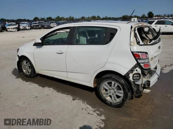 2020 Chevrolet Sonic LT z VIN 1G1JG6SB8L4116988, wystawiony jako Copart lot #56919895 z przebiegiem 50 086 mil mil oraz Czysty tytuł • Clean title. Historia ofert i sprzedaży dostępna na DreamBid. Obrazek 2.