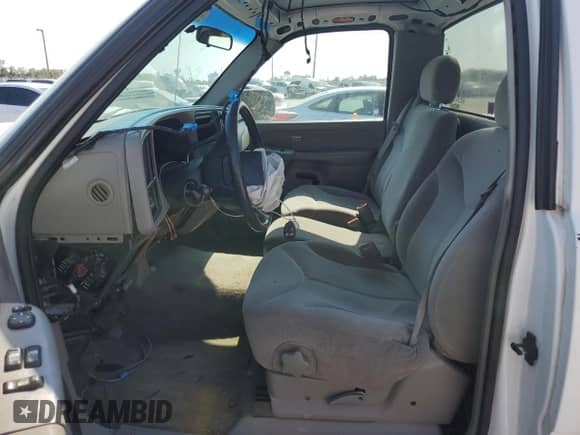 2000 GMC Sierra 1500 SL z VIN 1GTEC14V4YZ134381, wystawiony jako Copart lot #74267324 z przebiegiem Nie podano mil oraz Szkoda całkowita • Salvage title. Historia ofert i sprzedaży dostępna na DreamBid. Obrazek 7.