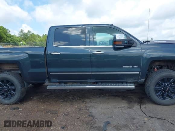 2017 Chevrolet Silverado 2500HD LTZ z VIN 1GC1KWEY0HF129767, wystawiony jako IAAI lot #42520339 z przebiegiem 179 498 mil mil oraz . Historia ofert i sprzedaży dostępna na DreamBid. Obrazek 13.