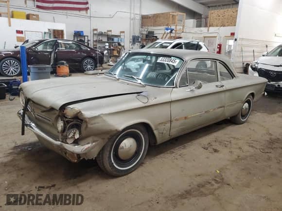 1962 Chevrolet Corvair z VIN 20927W154786, wystawiony jako Copart lot #53320845 z przebiegiem 56 229 mil mil oraz Szkoda całkowita • Salvage title. Historia ofert i sprzedaży dostępna na DreamBid. Obrazek 1.