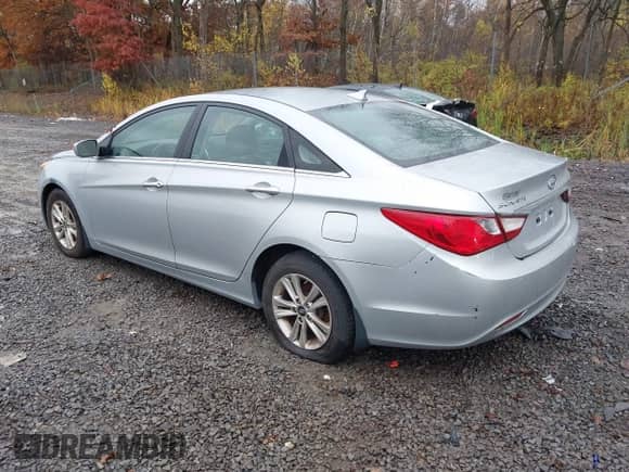 2013 Hyundai Sonata GLS z VIN 5NPEB4AC5DH789657, wystawiony jako IAAI lot #43554776 z przebiegiem 47 342 mil mil oraz . Historia ofert i sprzedaży dostępna na DreamBid. Obrazek 3.
