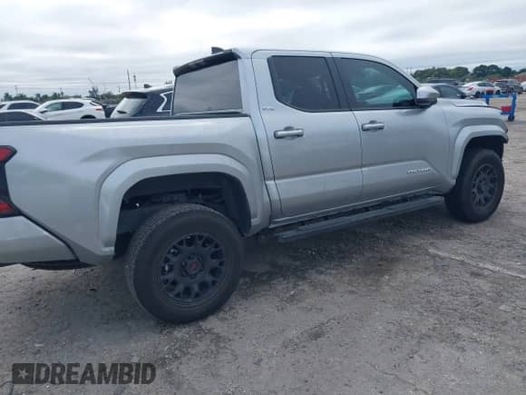 2024 Toyota Tacoma SR5 z VIN 3TMKB5FN0RM013747, wystawiony jako IAAI lot #41411768 z przebiegiem 7 906 mil mil oraz . Historia ofert i sprzedaży dostępna na DreamBid. Obrazek 4.