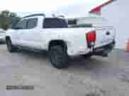 2018 Toyota Tacoma SR5 z VIN 3TMBZ5DN4JM014788, wystawiony jako IAAI lot #41252667 z przebiegiem 113 530 mil mil oraz . Historia ofert i sprzedaży dostępna na DreamBid. Obrazek 3.