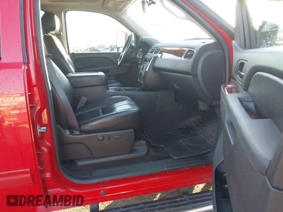 2011 Chevrolet Silverado 2500HD LTZ z VIN 1GC1KYCG6BF262384, wystawiony jako IAAI lot #43500521 z przebiegiem 83 037 mil mil oraz . Historia ofert i sprzedaży dostępna na DreamBid. Obrazek 5.