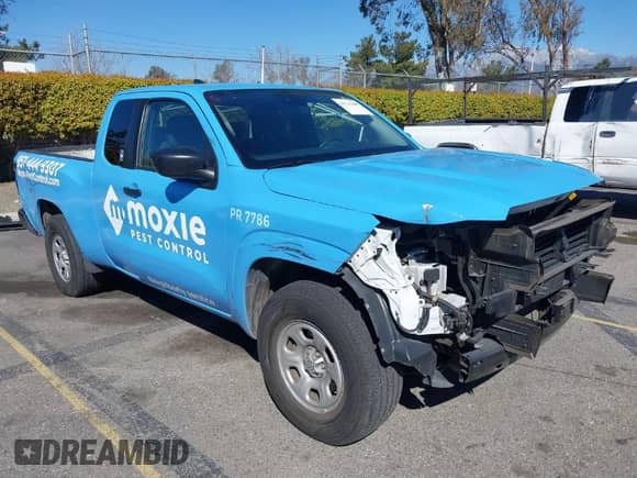 2024 Nissan Frontier S z VIN 1N6ED1CL3RN633594, wystawiony jako IAAI lot #41743400 z przebiegiem 23 166 mil mil oraz . Historia ofert i sprzedaży dostępna na DreamBid. Obrazek 1.