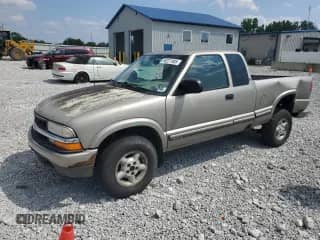 2000 Chevrolet S-10 LS z VIN 1GCDT19W0YK211706, wystawiony jako Copart lot #69227405 z przebiegiem 156 404 mil mil oraz Szkoda całkowita • Salvage title. Historia ofert i sprzedaży dostępna na DreamBid. Obrazek 1.
