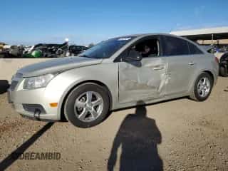 2014 Chevrolet Cruze 1LT z VIN 1G1PC5SB8E7110562, wystawiony jako Copart lot #89829435 z przebiegiem 134 364 mil mil oraz Szkoda całkowita • Salvage title. Historia ofert i sprzedaży dostępna na DreamBid. Obrazek 1.