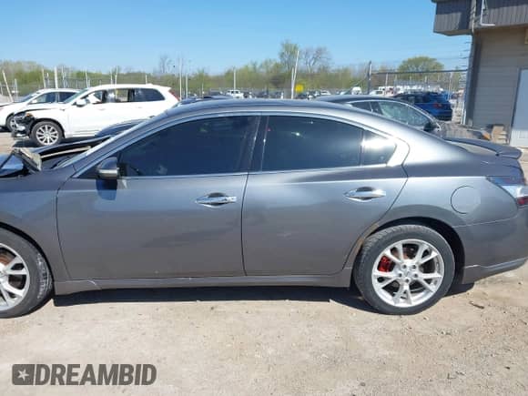 2014 Nissan Maxima SV z VIN 1N4AA5AP6EC448359, wystawiony jako IAAI lot #42225559 z przebiegiem Nie podano mil oraz . Historia ofert i sprzedaży dostępna na DreamBid. Obrazek 13.