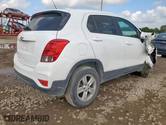 2022 Chevrolet Trax LS z VIN KL7CJNSM9NB538552, wystawiony jako Copart lot #70945105 z przebiegiem 95 182 mil mil oraz Szkoda całkowita • Salvage title. Historia ofert i sprzedaży dostępna na DreamBid. Obrazek 3.