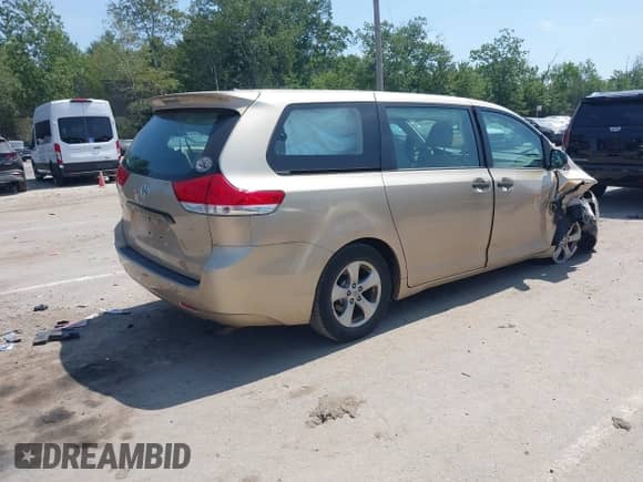 2013 Toyota Sienna L z VIN 5TDZK3DC3DS321573, wystawiony jako IAAI lot #42948394 z przebiegiem 98 780 mil mil oraz . Historia ofert i sprzedaży dostępna na DreamBid. Obrazek 4.