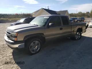 2007 Chevrolet Silverado 1500 Work Truck z VIN 1GCEK19VX7Z162227, wystawiony jako Copart lot #82424605 z przebiegiem 243 673 mil mil oraz Szkoda całkowita • Salvage title. Historia ofert i sprzedaży dostępna na DreamBid. Obrazek 1.