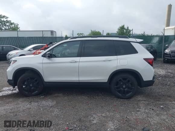 2025 Honda Passport Black Edition с VIN 5FNYF8H81SB005738, выставлен на аукционе IAAI как лот 42664369 с пробегом 4 710 миль миль и . История ставок и продаж доступна на DreamBid. Изображение 13.