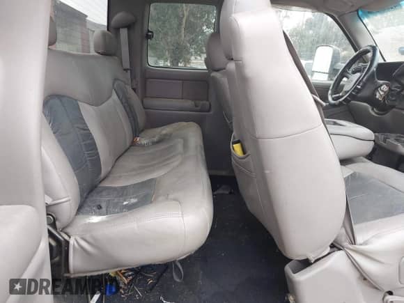 2000 Chevrolet Silverado 2500 LS z VIN 1GCGK29U9YE129993, wystawiony jako IAAI lot #42809396 z przebiegiem 219 569 mil mil oraz . Historia ofert i sprzedaży dostępna na DreamBid. Obrazek 8.