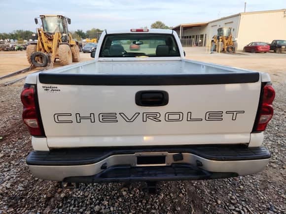 2003 Chevrolet Silverado 1500 LS z VIN 1GCEC14T73Z289045, wystawiony jako Copart lot #83783965 z przebiegiem 280 996 mil mil oraz Szkoda całkowita • Salvage title. Historia ofert i sprzedaży dostępna na DreamBid. Obrazek 6.