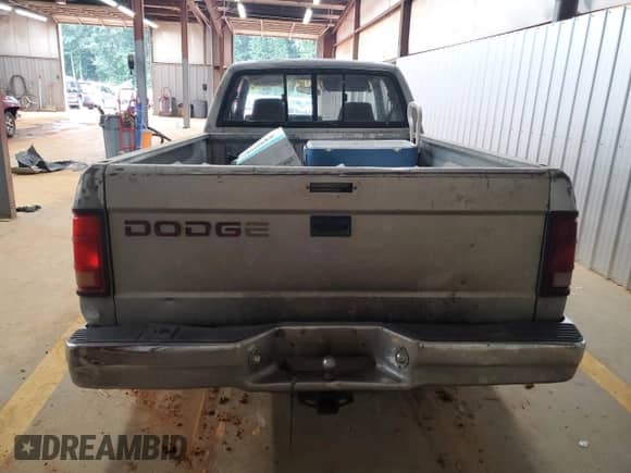 1996 Dodge Dakota z VIN 1B7GL23X1TS658719, wystawiony jako Copart lot #69939685 z przebiegiem Nie podano mil oraz Szkoda całkowita • Salvage title. Historia ofert i sprzedaży dostępna na DreamBid. Obrazek 6.